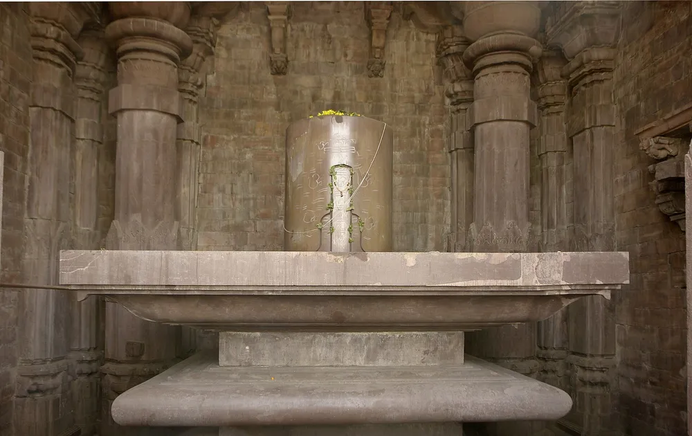 The giant single-stone lingam inside Bhojeshwar Temple